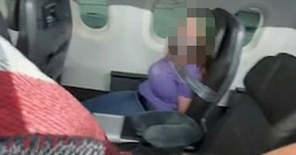 Kobieta przyklejona do siedzenia i zakneblowana podczas lotu do USA po „próbie otwarcia drzwi”