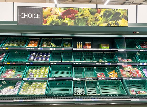 Puste półki na sałatki w Tesco w Greenfield w Glasgow.  Supermarket z pustymi półkami.  21 lipca 2021