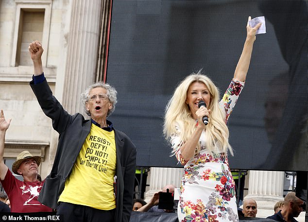 Pierce Corbyn i działaczka antyszczepionkowa Kate Shmerani rozmawiają z tłumami na Trafalgar Square w zeszłym tygodniu