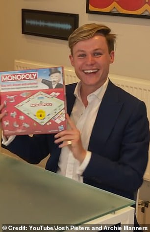 Archie Manners z zestawem Monopoly, z którego wezmą fałszywe pieniądze