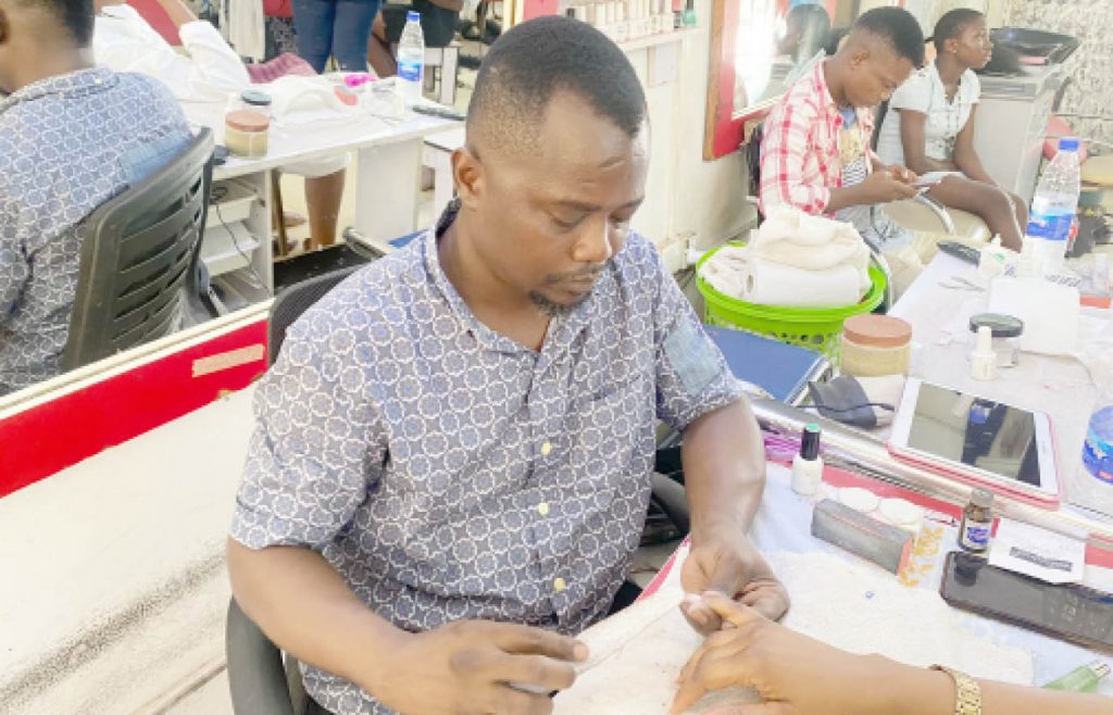 Jak fryzjerzy i styliści płci męskiej dominują w salonach Abudży