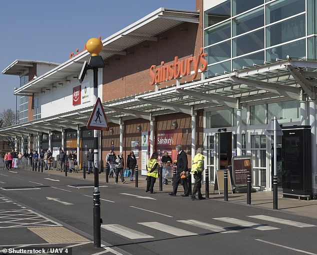Simon Roberts, dyrektor generalny Sainsbury's, napisał na stronie internetowej firmy list do klientów, w którym stwierdził, że supermarket zapewni „dużo jedzenia” dla każdego.