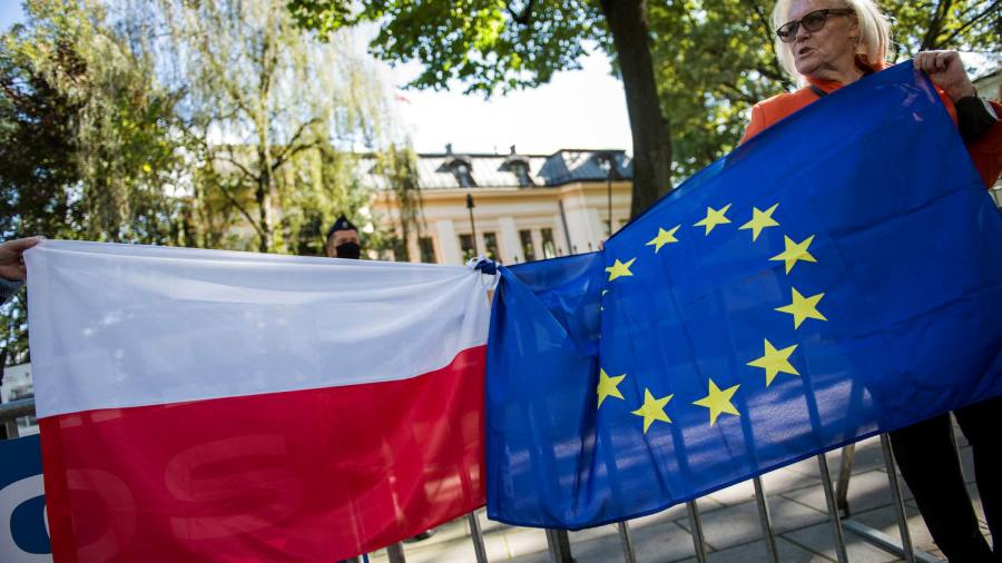 Komisja Europejska naciska na Polskę i Węgry w sprawie praworządności