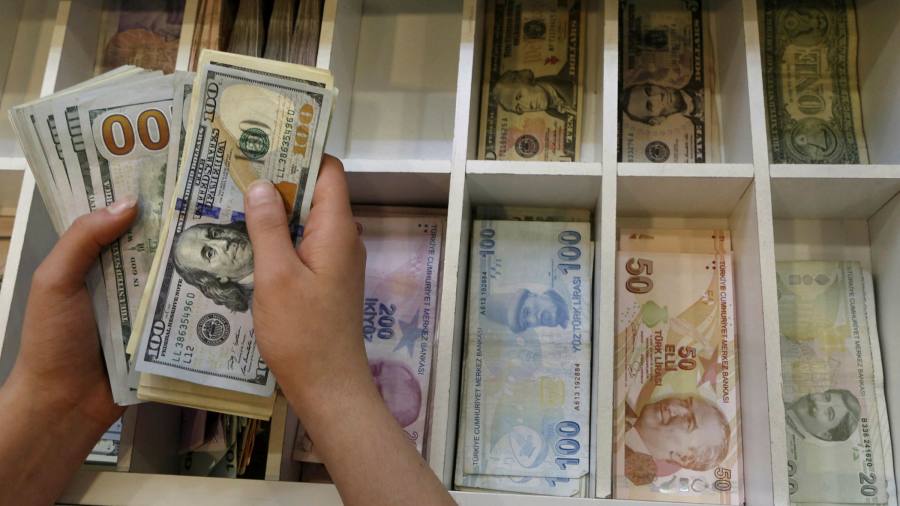 Turcja interweniuje na rynkach walutowych, próbując powstrzymać upadek lira
