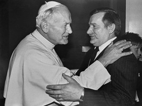 Papież Jan Paweł II, po lewej, obejmuje Lecha Wałęsę, przywódcę Solidarności Polskiej w Gdańsku, w czerwcu 1987 r.