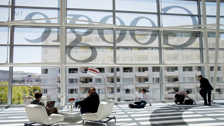 Uczestnicy siedzą przed logo Google podczas konferencji Google I/O w Moscone Center w San Francisco, Kalifornia, 28 czerwca 2012 r. REUTERS/Stephen Lam (STANY ZJEDNOCZONE – tagi: TECHNOLOGIA NAUKI BIZNESOWEJ)