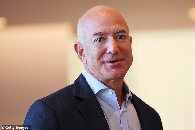Jeff Bezos zobaczył, jak jego majątek wzrósł o 13 miliardów dolarów, gdy akcje Amazona wzrosły w piątek