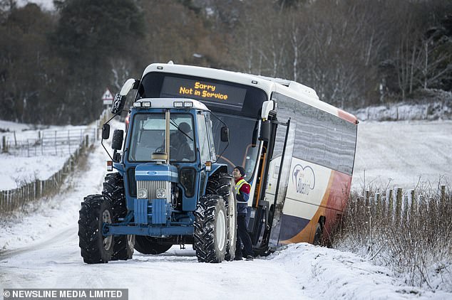 Traktor próbuje pomóc kierowcy autobusu po tym, jak samochód wypadł z drogi w lodowatych warunkach w pobliżu Stonehaven w Aberdeenshire w zeszłym roku.