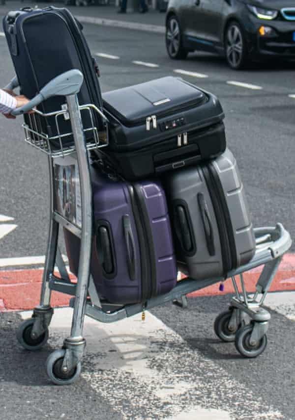 Bagaż na wózku na lotnisku