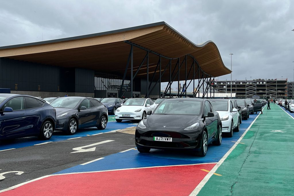 Nowy Tesla Model Y 2022: Poznaj pierwszych nabywców SUV-ów w Wielkiej Brytanii