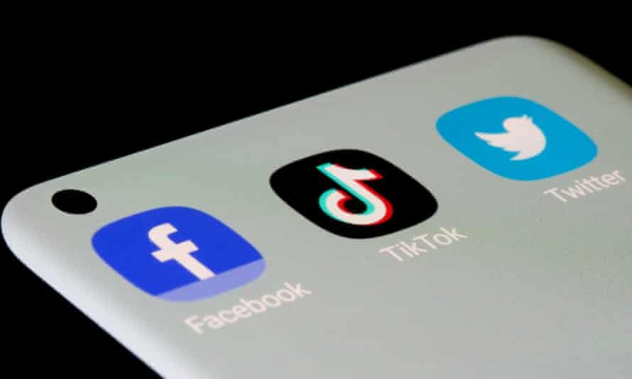 Ekran telefonu pokazujący aplikacje Facebook, TikTok i Twitter.