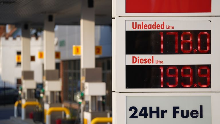 Tabliczka pokazująca ceny benzyny bezołowiowej na poziomie 178,0 za litr i oleju napędowego na 199,9 za litr na stacji benzynowej w Long Stratton w Norfolk.  Data zdjęcia: czwartek, 10 marca 2022 r.