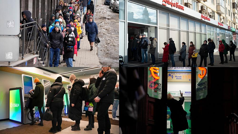 Wojna na Ukrainie: Rosjanie czekają w kolejkach po gotówkę, gdy rubel spada i nadciąga hiperinflacja