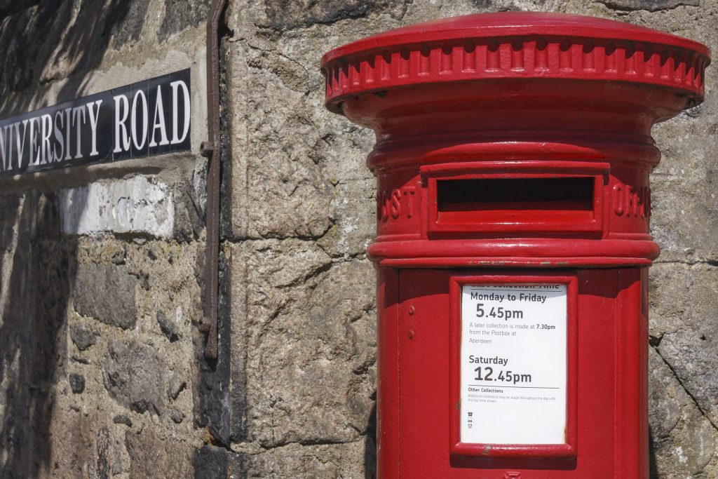 Czy Royal Mail, DPD, Hermes i DHL dostarczają przesyłki w Wielki Piątek i Poniedziałek Wielkanocny?  Jak święta państwowe wpływają na post?
