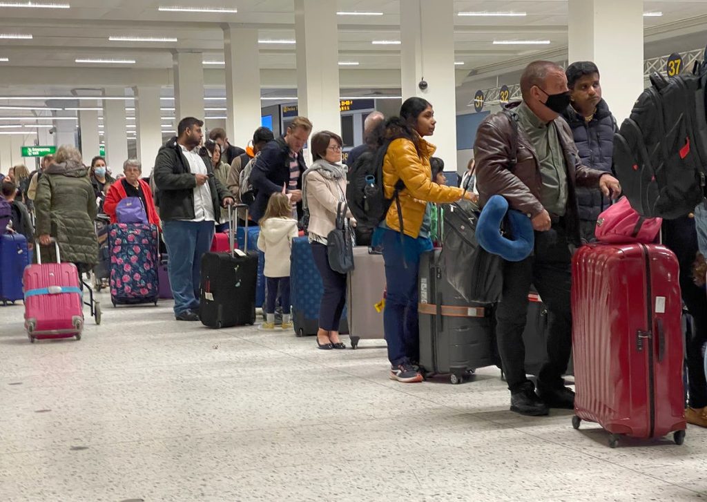 Airport Chaos - Mubasher: Kolejki i odwołania w dalszym ciągu