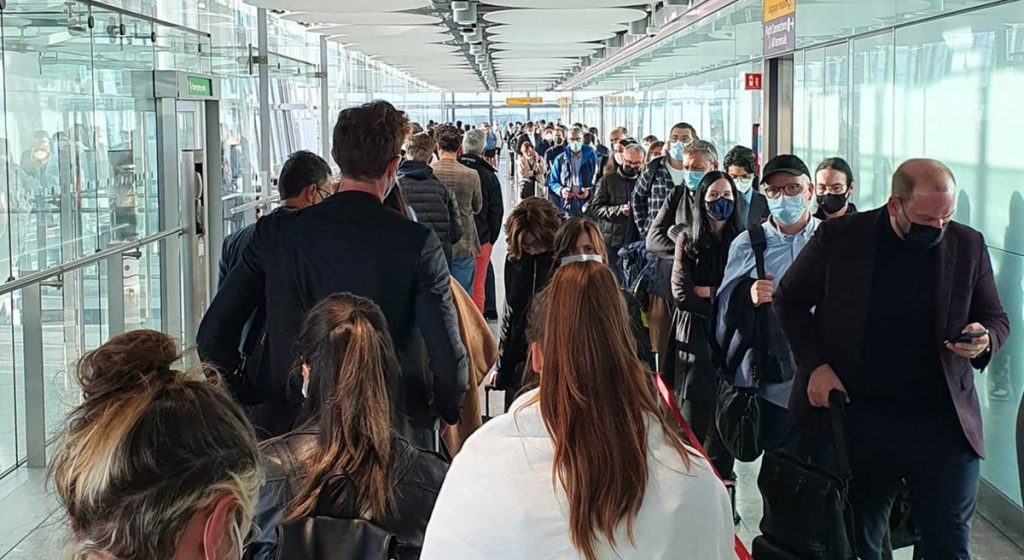 Klienci zmagają się z chaosem w podróży na Heathrow z powodu niedoborów personelu