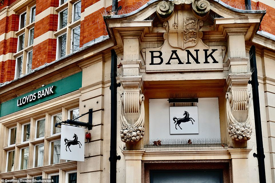 Grupa Bankowa Lloyd's poinformowała, że ​​od sierpnia do listopada 2022 r. zamknie 20 banków Lloyd's i osiem oddziałów Halifax