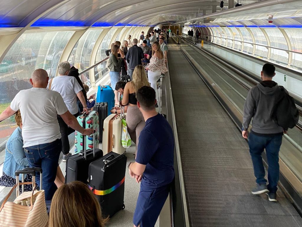 Chaos podróży w połowie czasu: loty są nadal odwoływane, ponieważ pasażerowie ustawiają się w ogromnych kolejkach na lotnisku