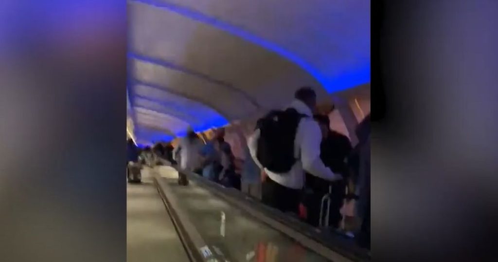 Na filmie widać ogromną kolejkę do oddania toreb TUI na lotnisku w Manchesterze, gdy pasażerowie czekają dziś rano godzinami