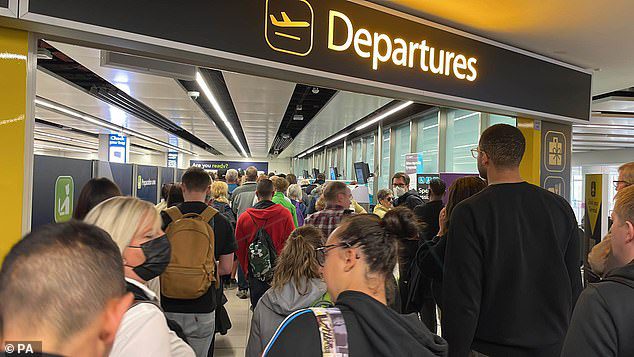 Kolejki do kontroli bezpieczeństwa na lotnisku Gatwick we wtorek, gdy pasażerowie w Wielkiej Brytanii stają w obliczu chaosu podróżniczego