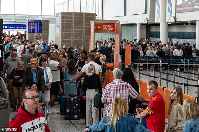 Ludzie w strefie odpraw na lotnisku w Bristolu w środę wśród chaosu na lotniskach w Wielkiej Brytanii