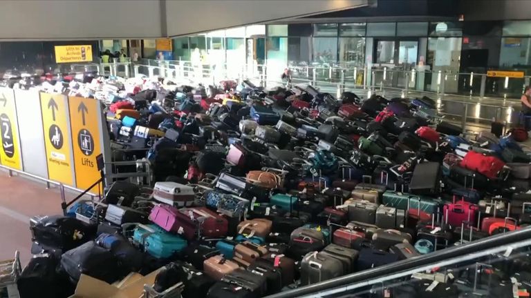 W piątek wieczorem w terminalu 2 lotniska Heathrow widziano stertę bagażu.