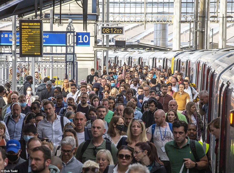 Pasażerowie spacerują po peronie na londyńskiej stacji Waterloo 21 czerwca podczas zeszłomiesięcznego strajku związkowego RMT