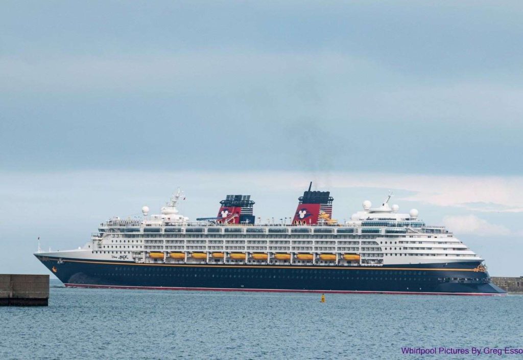 Statek wycieczkowy Disney Magic wraca do portu w Dover