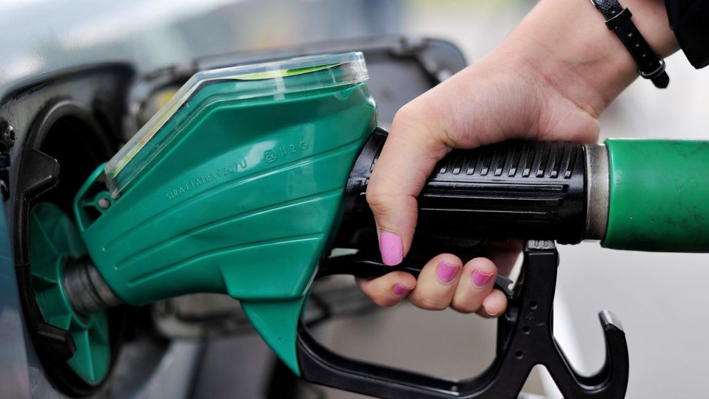 RAC: Tesco, Asda, Morrisons i Sainsbury nie obniżają cen benzyny zgodnie z niższymi kosztami hurtowymi |  Wiadomości z Wielkiej Brytanii