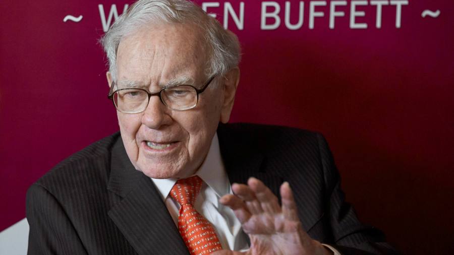 Berkshire Warrena Buffetta dominuje w zakupach akcji i traci 43,8 miliarda dolarów