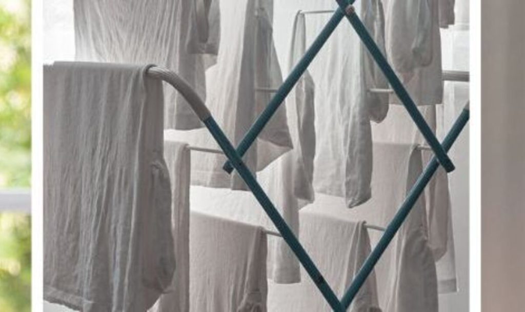 Jak suszyć ubrania bez suszarki: „Opłacalny” sposób suszenia ubrań