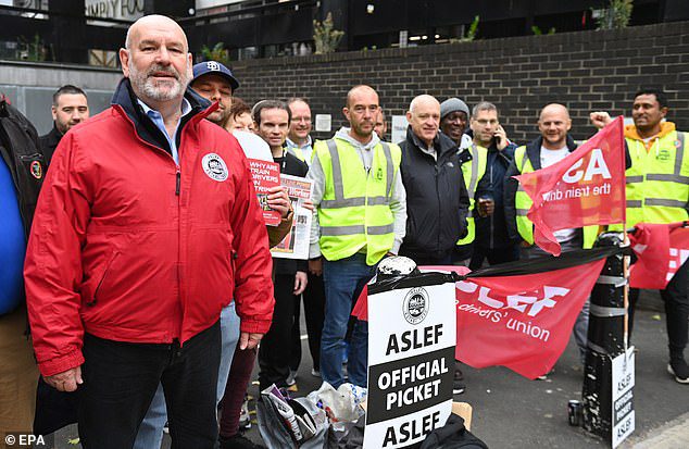 Usługi zostały odwołane w całym kraju, ponieważ około 9 000 członków związku kierowców Aslef i Stowarzyszenia Pracowników Transportu (TSSA) organizuje działania dotyczące płac i warunków.