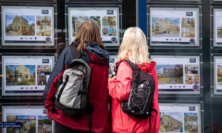 Ludzie oglądają nieruchomości w oknie agenta nieruchomości w Holmfirth w Wielkiej Brytanii, 29 września 2022 r.