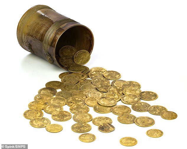 Złote monety – niektóre sprzed ponad 400 lat, datowane na 1610 r., inne z 1727 r., co oznacza, że ​​obejmują one panowanie Jakuba I, straconego Karola I i króla Jerzego I – były przechowywane w filiżance do herbaty. prawie trzy wieki