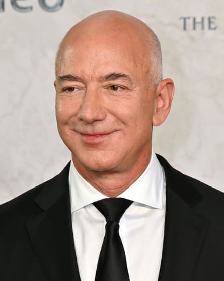 Zdjęcie głowy i ramion Jeffa Bezosa w czarnym garniturze i krawacie