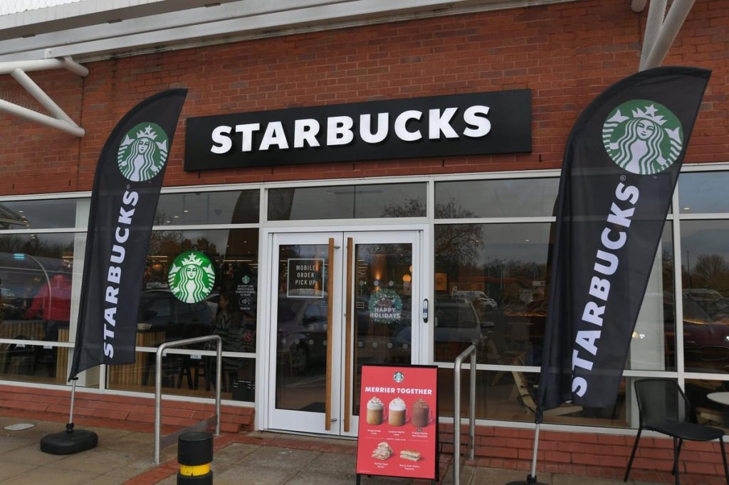 Starbucks Oxney Road: Nowa kawiarnia w supermarkecie Sainsbury's została otwarta po przecięciu wstęgi