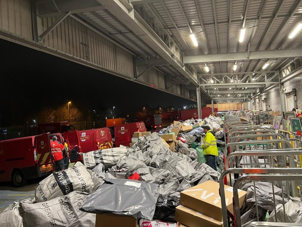 Świąteczny chaos dla personelu Royal Mail w Leeds, ponieważ paczki i listy zostały „rozrzucone wszędzie”